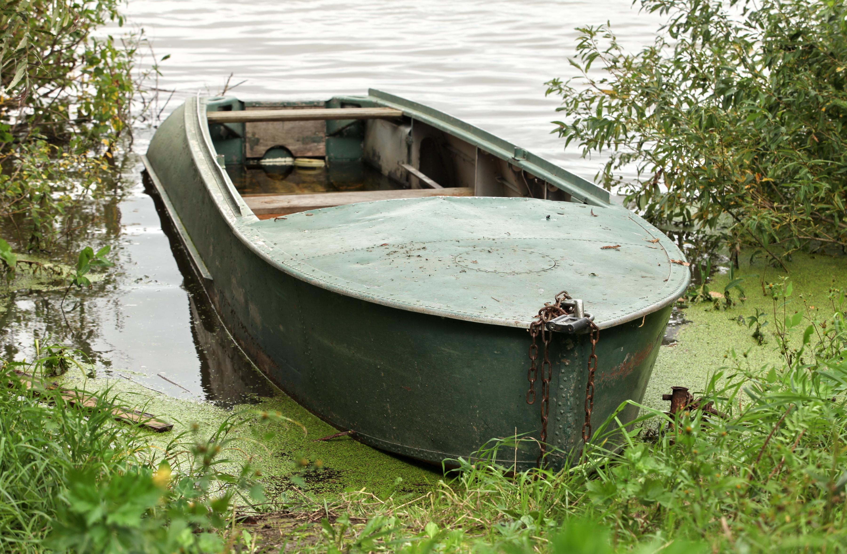 Лодки зеленого цвета. Лодка железная. Лодка железная Старая. Старая деревянная лодка. Металлическая лодка Старая.